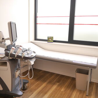 Patientenliege in einem Behandlungszimmer