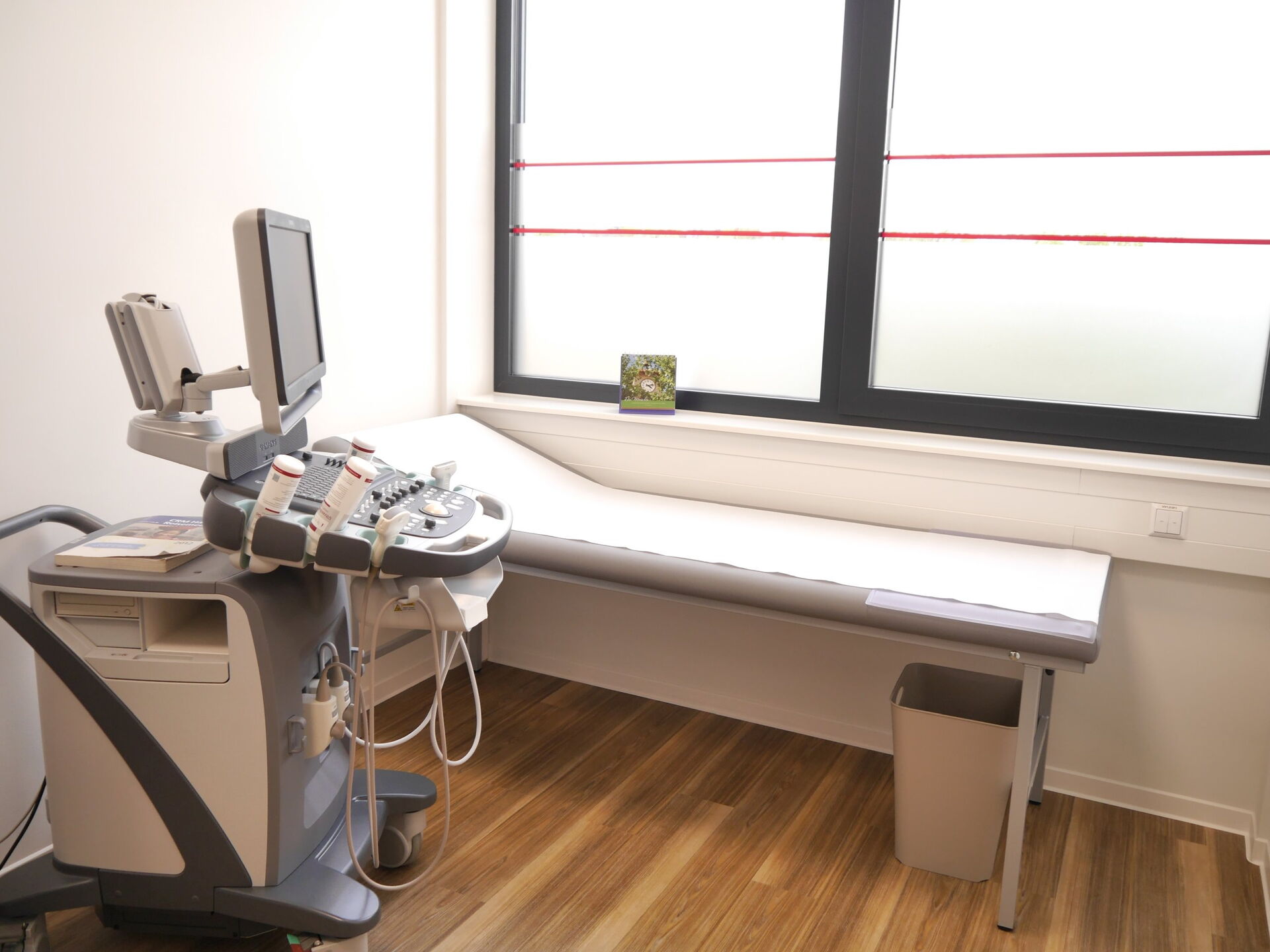 Patientenliege in einem Behandlungszimmer